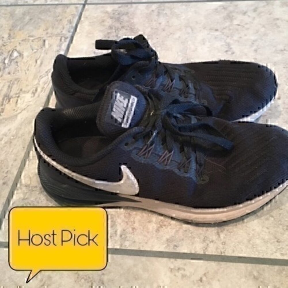 Men’s size 7.5 black and white Nike shoes